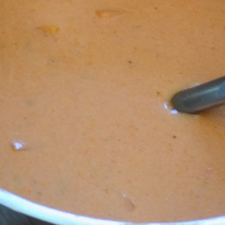 Krok 5 - Zupa pomidorowa z makaronowymi koszyczkami foto