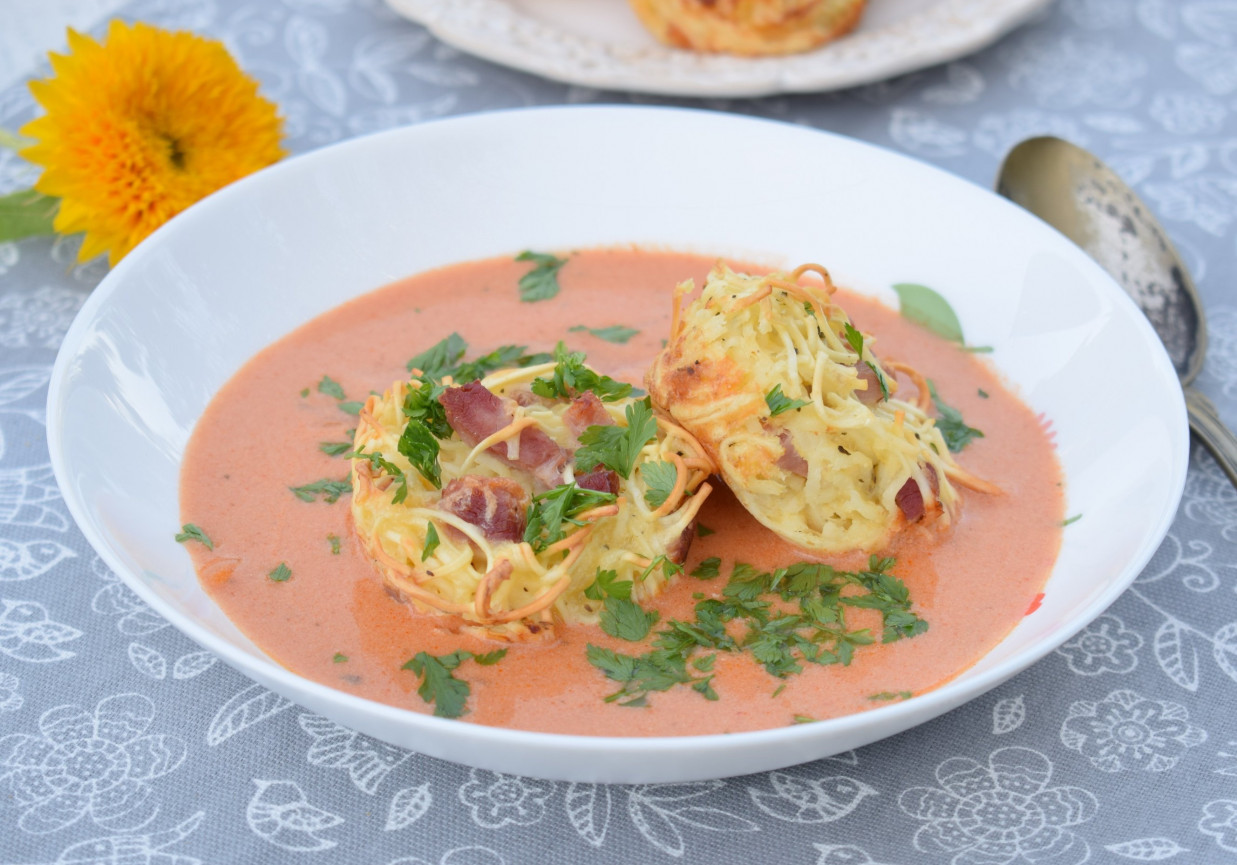 Zupa pomidorowa z makaronowymi koszyczkami foto