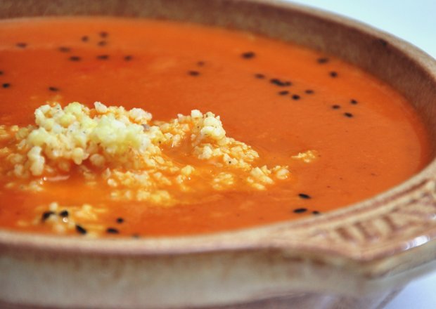 Fotografia przedstawiająca Zupa pomidorowa z masalą i kaszą jaglaną