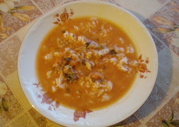 Fotografia przedstawiająca Zupa pomidorowa z mięsem i pieczarkami