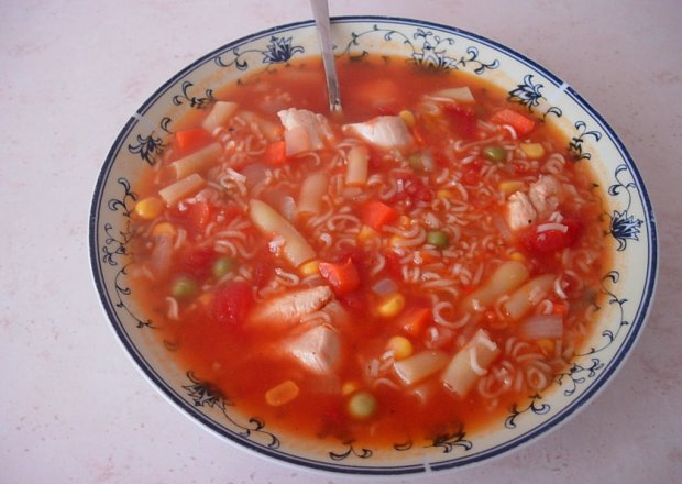 Fotografia przedstawiająca Zupa pomidorowa z mięsem i warzywami