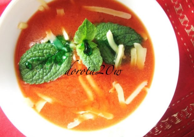 Fotografia przedstawiająca Zupa pomidorowa z miętą