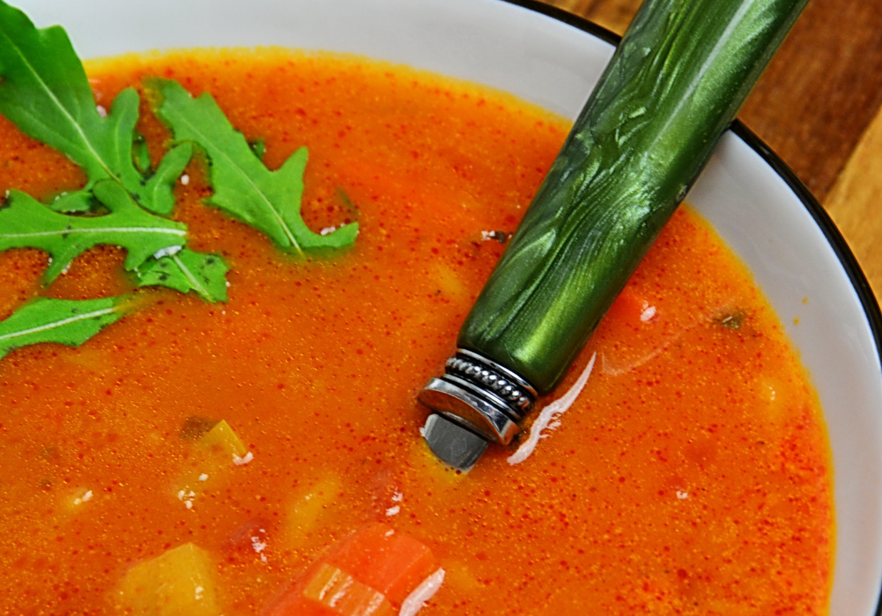 Zupa pomidorowa z mlekiem kokosowym foto
