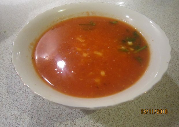 Fotografia przedstawiająca zupa pomidorowa z mozarellą
