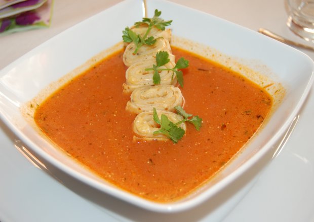 Fotografia przedstawiająca Zupa pomidorowa z naleśnikami