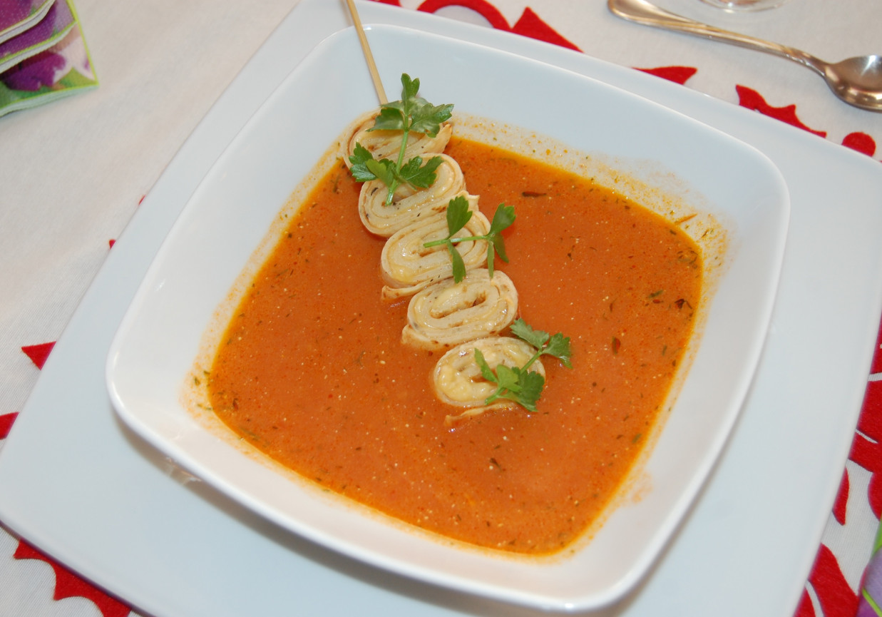 Zupa pomidorowa z naleśnikami  foto