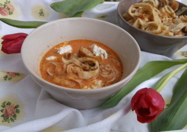 Fotografia przedstawiająca Zupa pomidorowa z naleśnikiem i ziołowym twarożkiem.