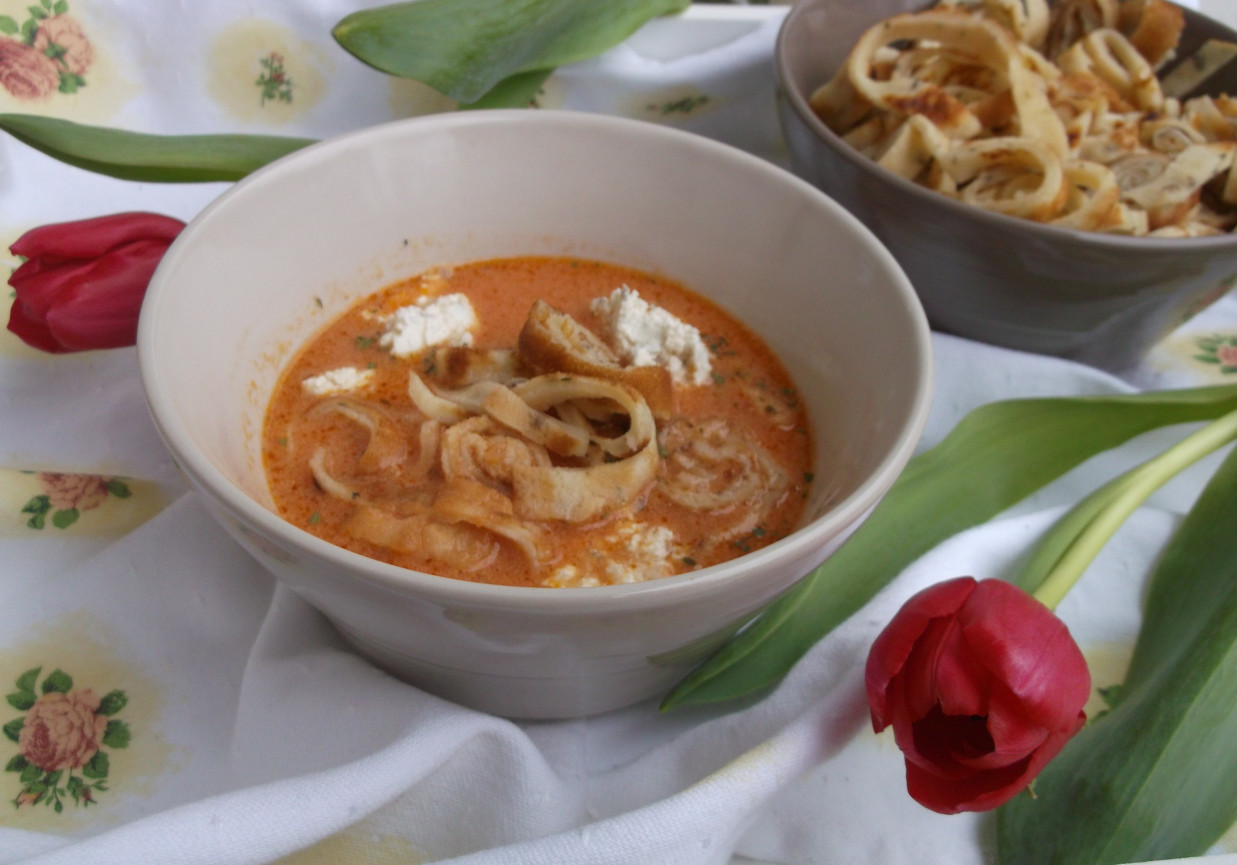Zupa pomidorowa z naleśnikiem i ziołowym twarożkiem. foto