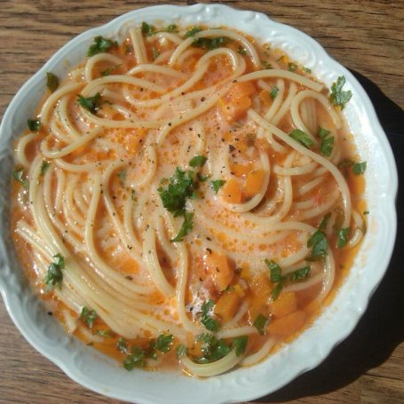 Krok 7 - Zupa pomidorowa z natką pietruszki - zabielana  foto