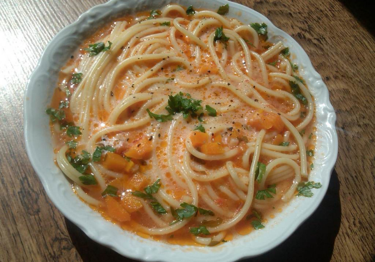 Zupa pomidorowa z natką pietruszki - zabielana  foto