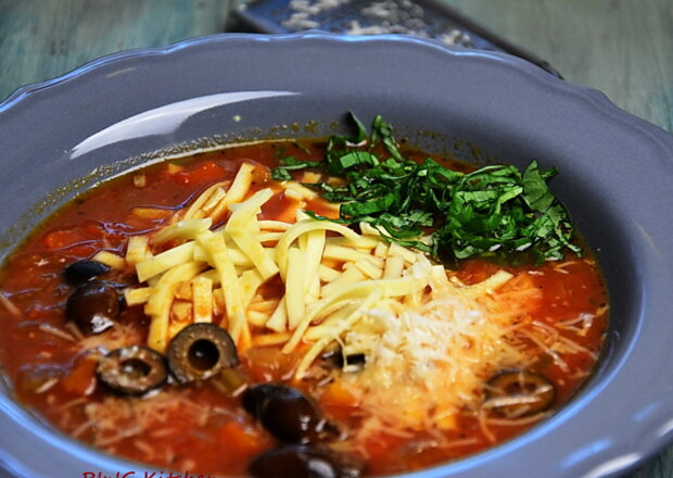 Fotografia przedstawiająca Zupa pomidorowa z oliwkami