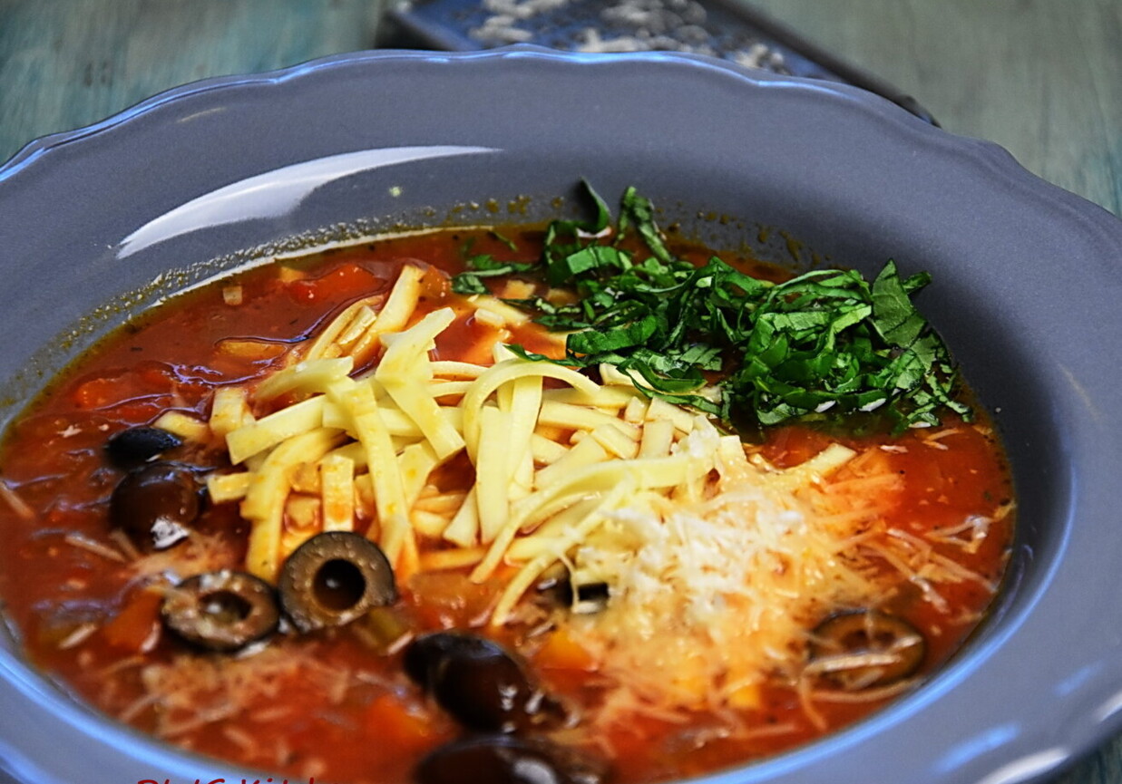 Zupa pomidorowa z oliwkami foto