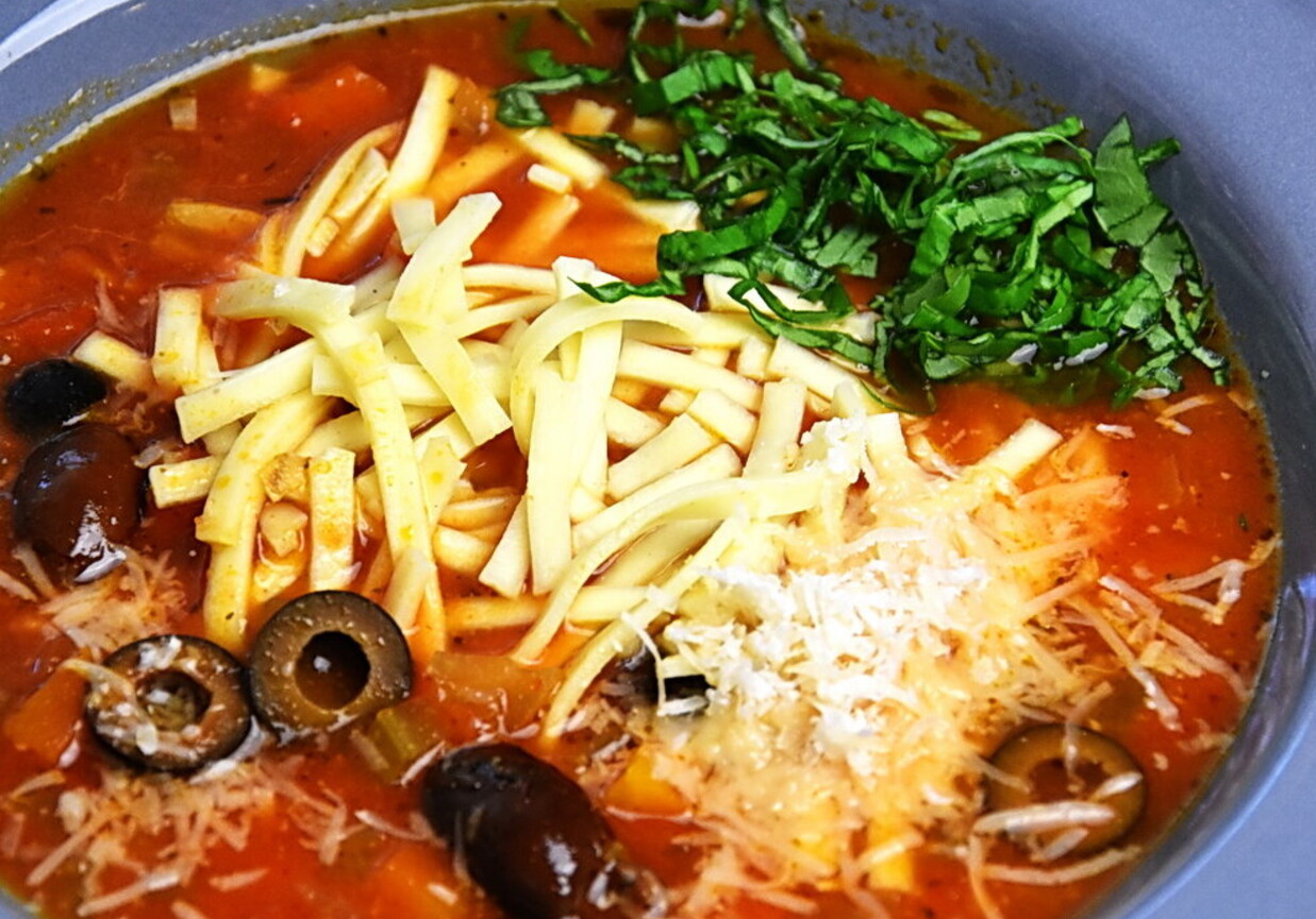 Zupa pomidorowa z oliwkami foto