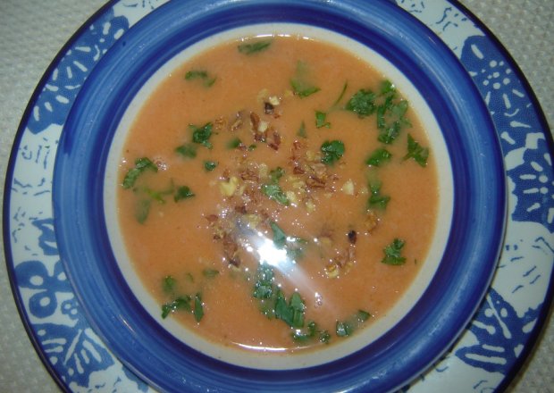 Fotografia przedstawiająca Zupa pomidorowa z orzechami na żółtkach