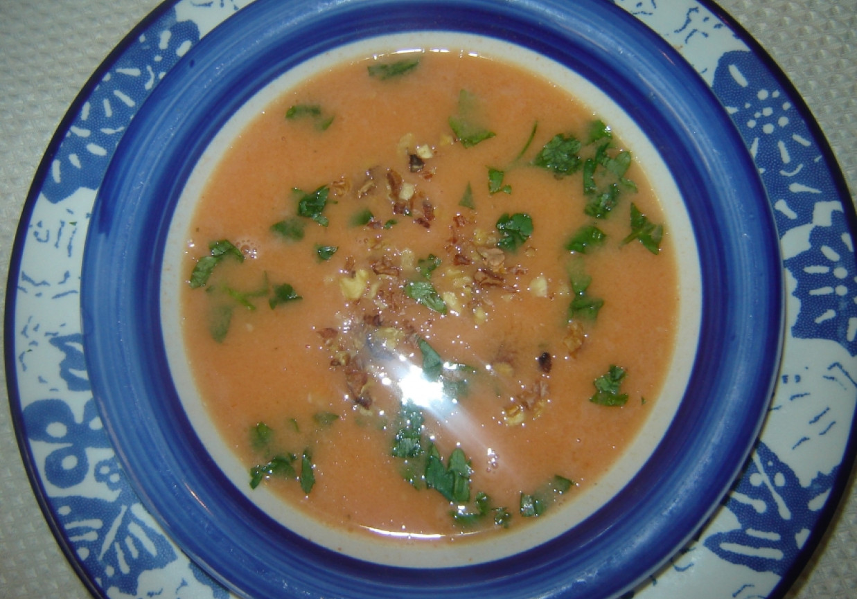 Zupa pomidorowa z orzechami na żółtkach foto
