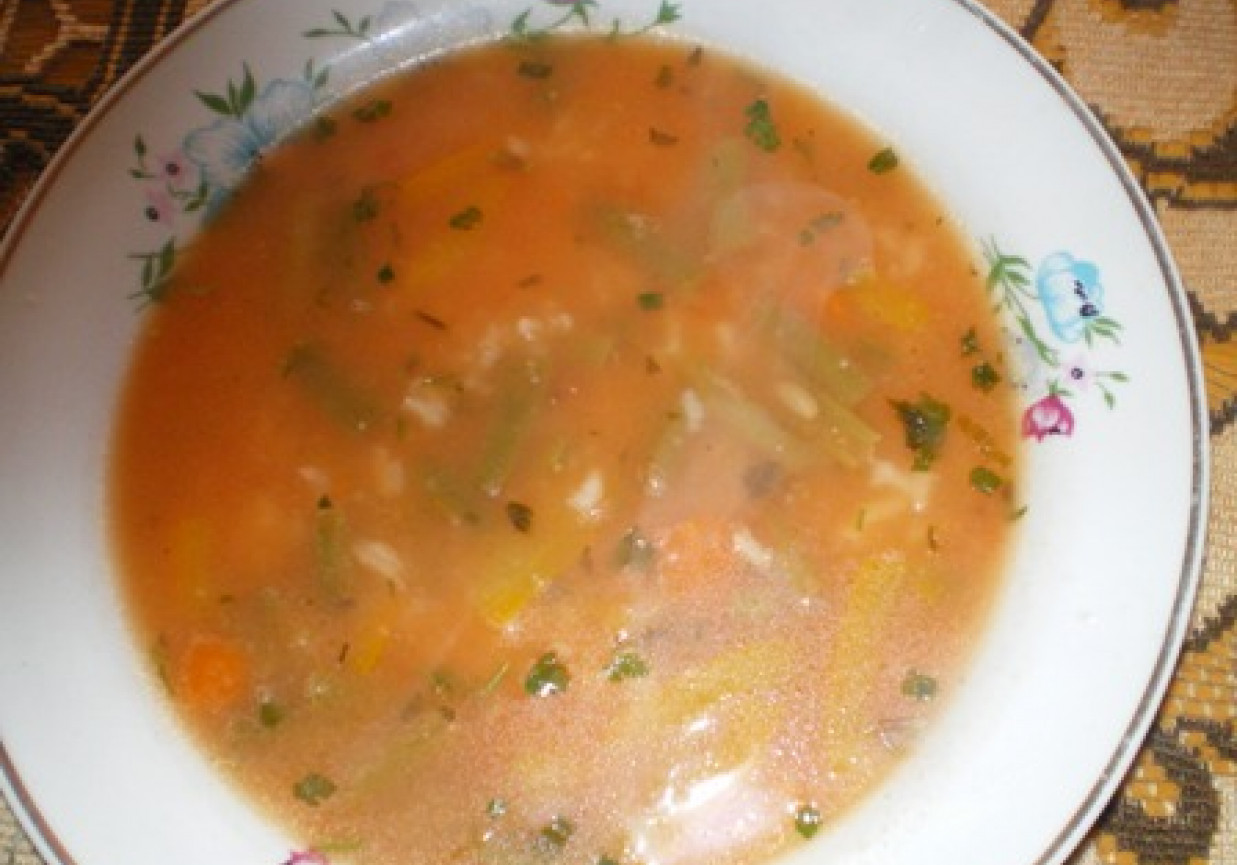 Zupa pomidorowa z papryką, fasolką i ryżem foto
