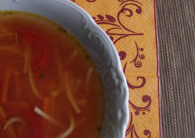 Fotografia przedstawiająca Zupa pomidorowa z papryką i kiełkami bambusa