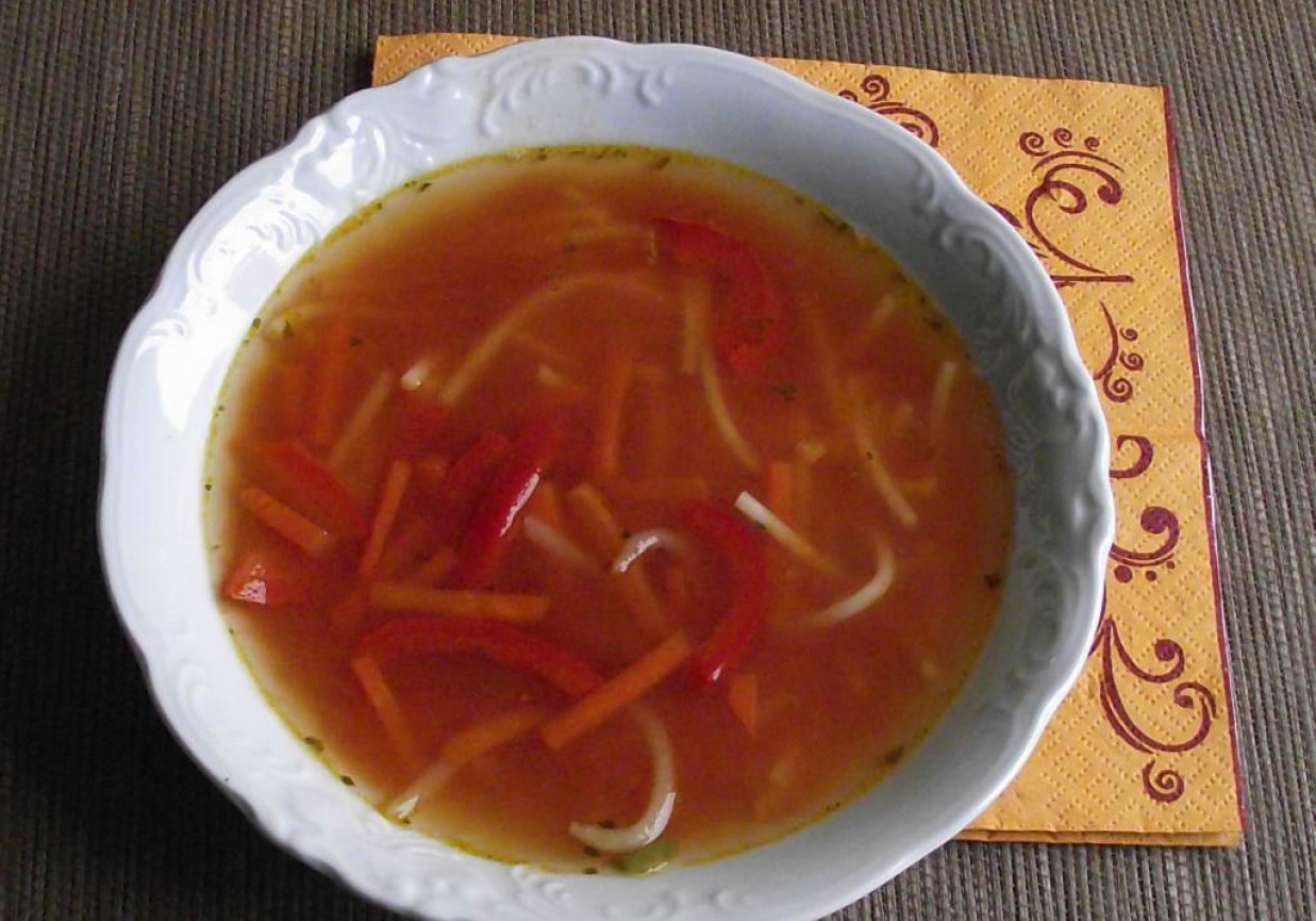 Zupa pomidorowa z papryką i kiełkami bambusa  foto