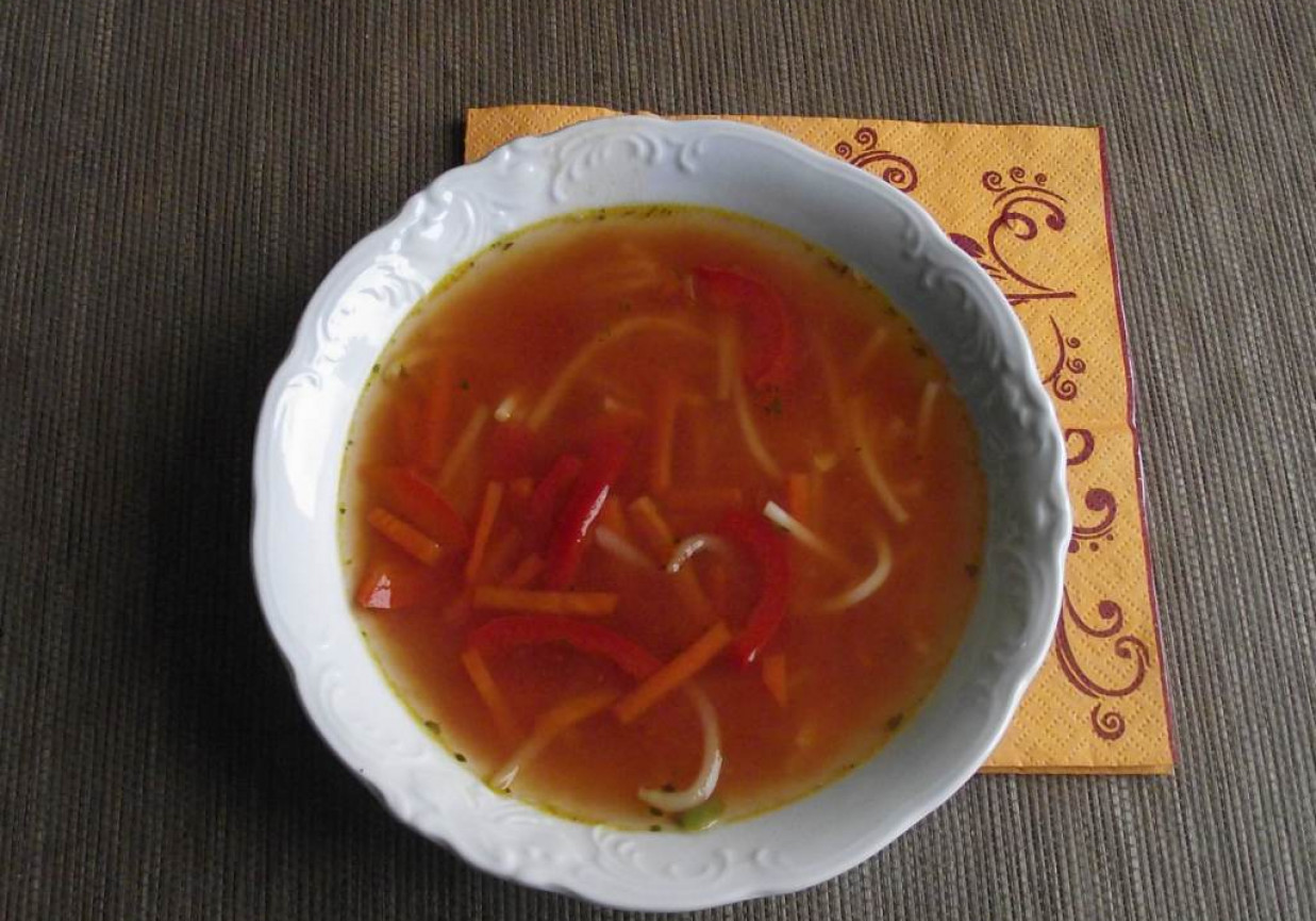 Zupa pomidorowa z papryką i kiełkami bambusa  foto