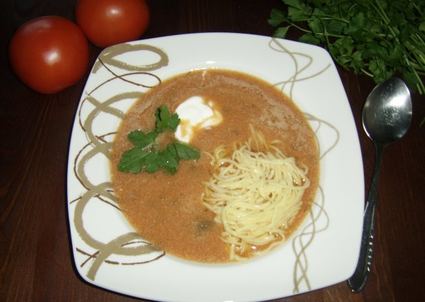 Fotografia przedstawiająca Zupa pomidorowa z papryką i makaronem taglierini