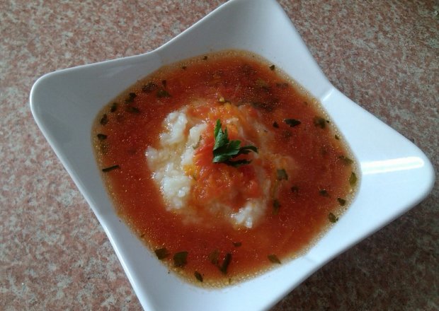 Fotografia przedstawiająca Zupa pomidorowa z paprykowym kremem