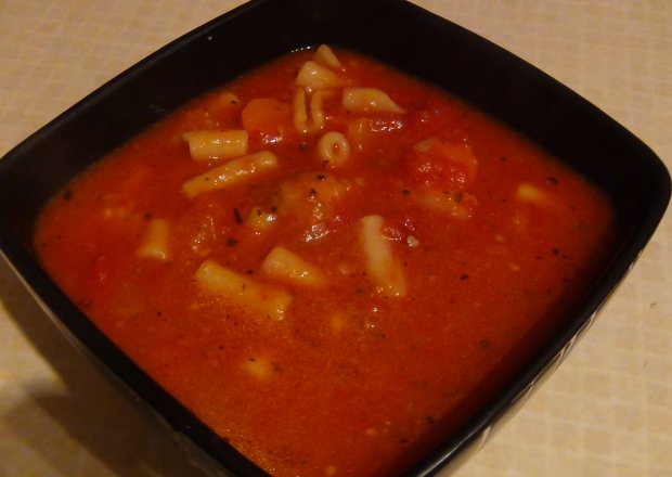 Fotografia przedstawiająca Zupa pomidorowa z parmezanowymi klopsikami