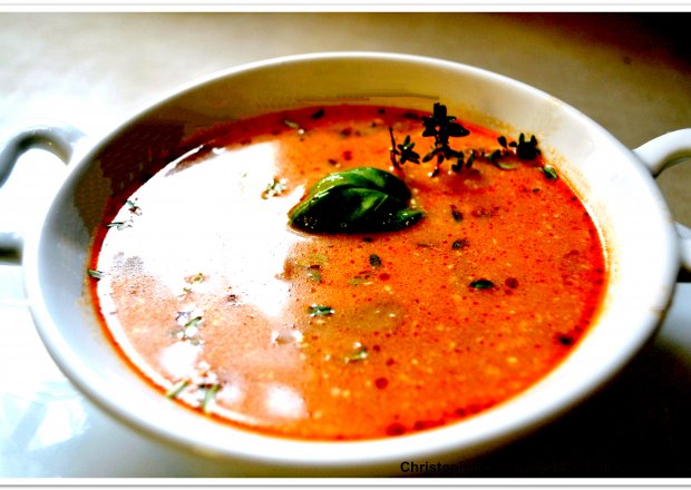 Fotografia przedstawiająca Zupa pomidorowa z pieczarkami i szynką