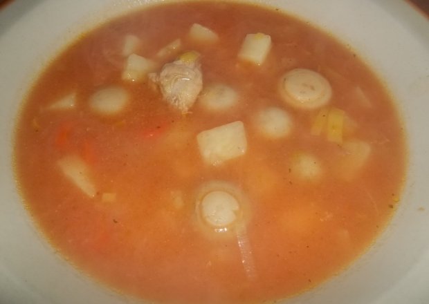 Fotografia przedstawiająca Zupa pomidorowa z pieczarkami