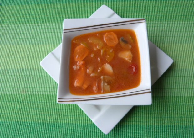 Fotografia przedstawiająca Zupa pomidorowa z pieczarkami