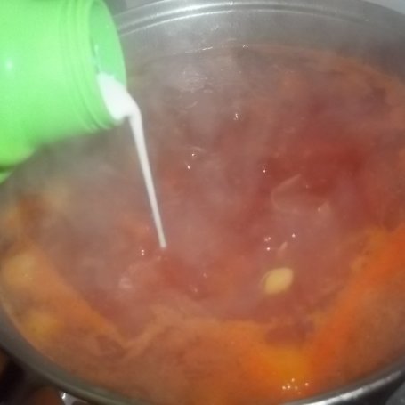 Krok 5 - Zupa pomidorowa z pieczarkami foto