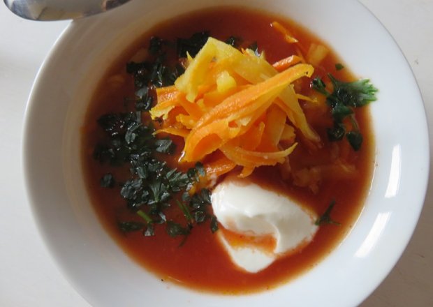 Fotografia przedstawiająca zupa pomidorowa z pieczonymi warzywami