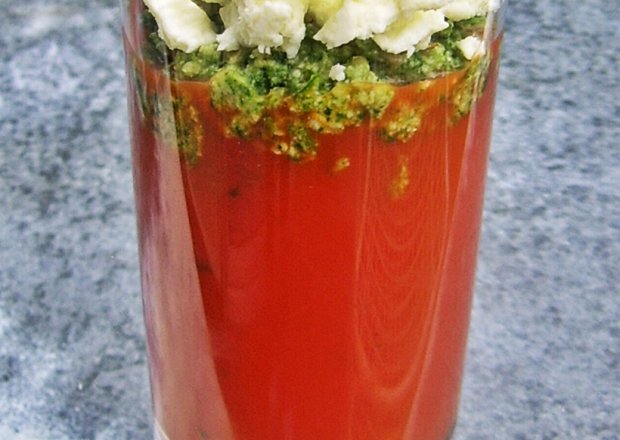 Fotografia przedstawiająca Zupa pomidorowa z pistacjowym pesto i serem feta