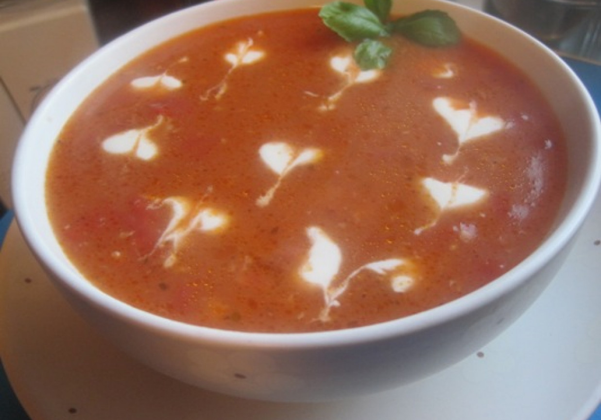 Zupa pomidorowa z pomidorami z puszki foto