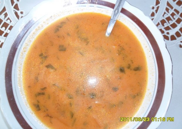 Fotografia przedstawiająca Zupa pomidorowa z pomidorami z puszki
