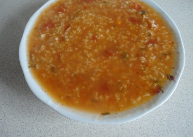 Fotografia przedstawiająca zupa pomidorowa z pomidorem i z ryżem