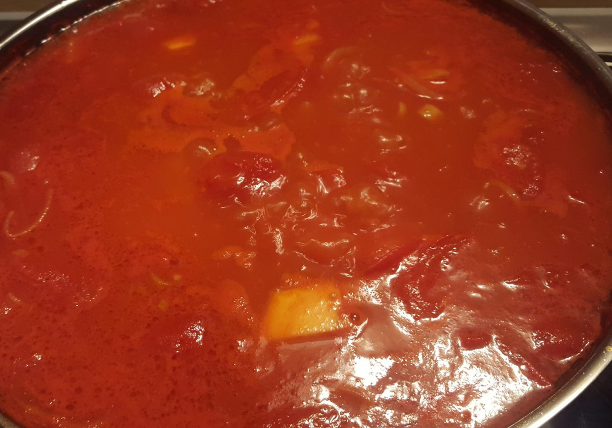 Zupa pomidorowa z pomidorów malinowych i pelati foto