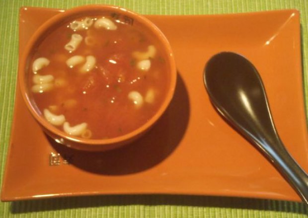 Fotografia przedstawiająca Zupa pomidorowa z pomidorów z puszki