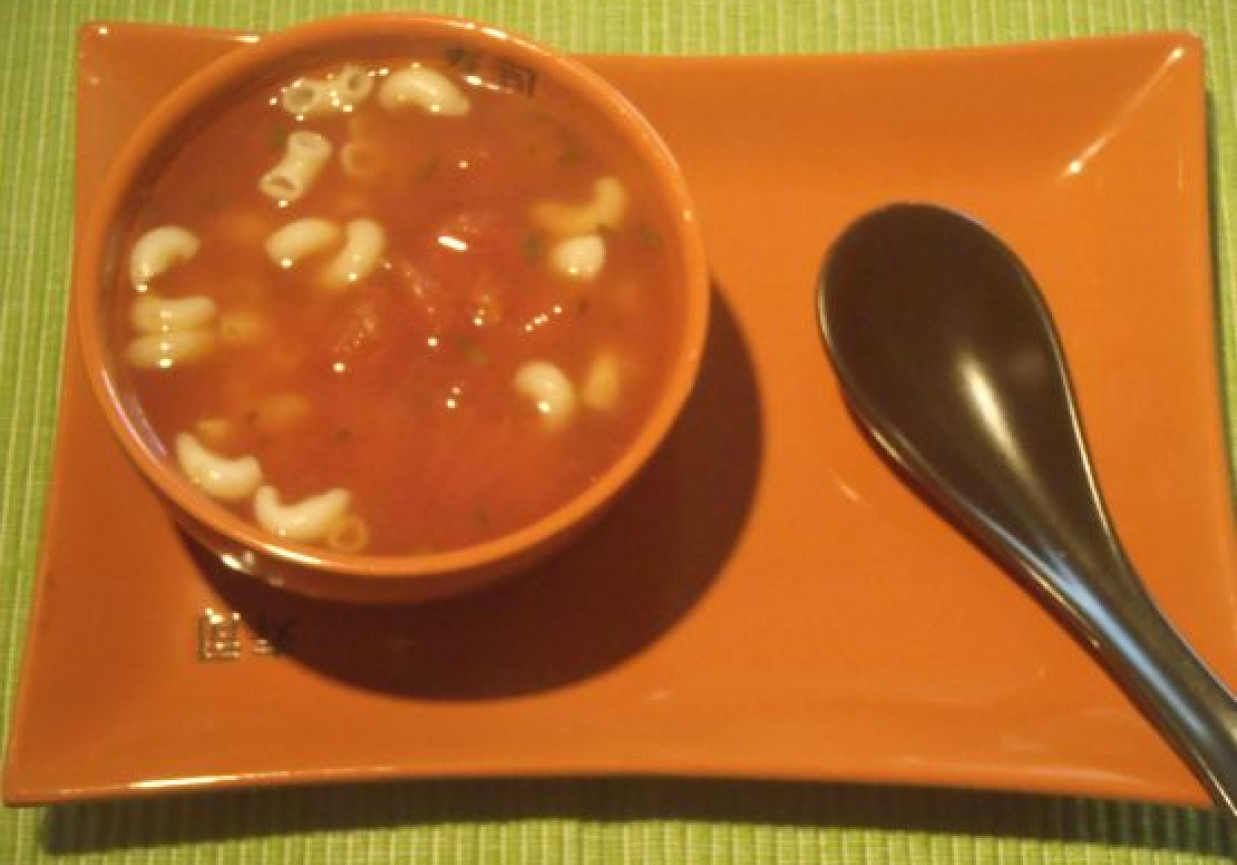 Zupa pomidorowa z pomidorów z puszki foto