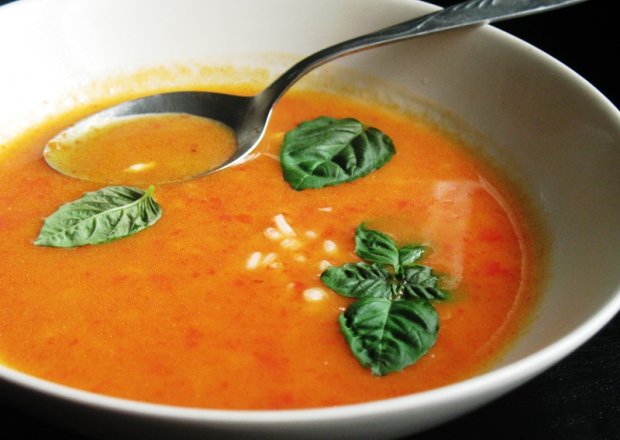 Fotografia przedstawiająca Zupa pomidorowa z pomidorów