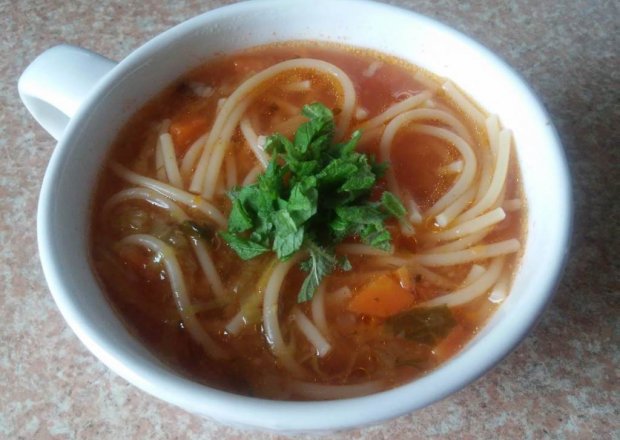 Fotografia przedstawiająca Zupa pomidorowa z porem i miętą