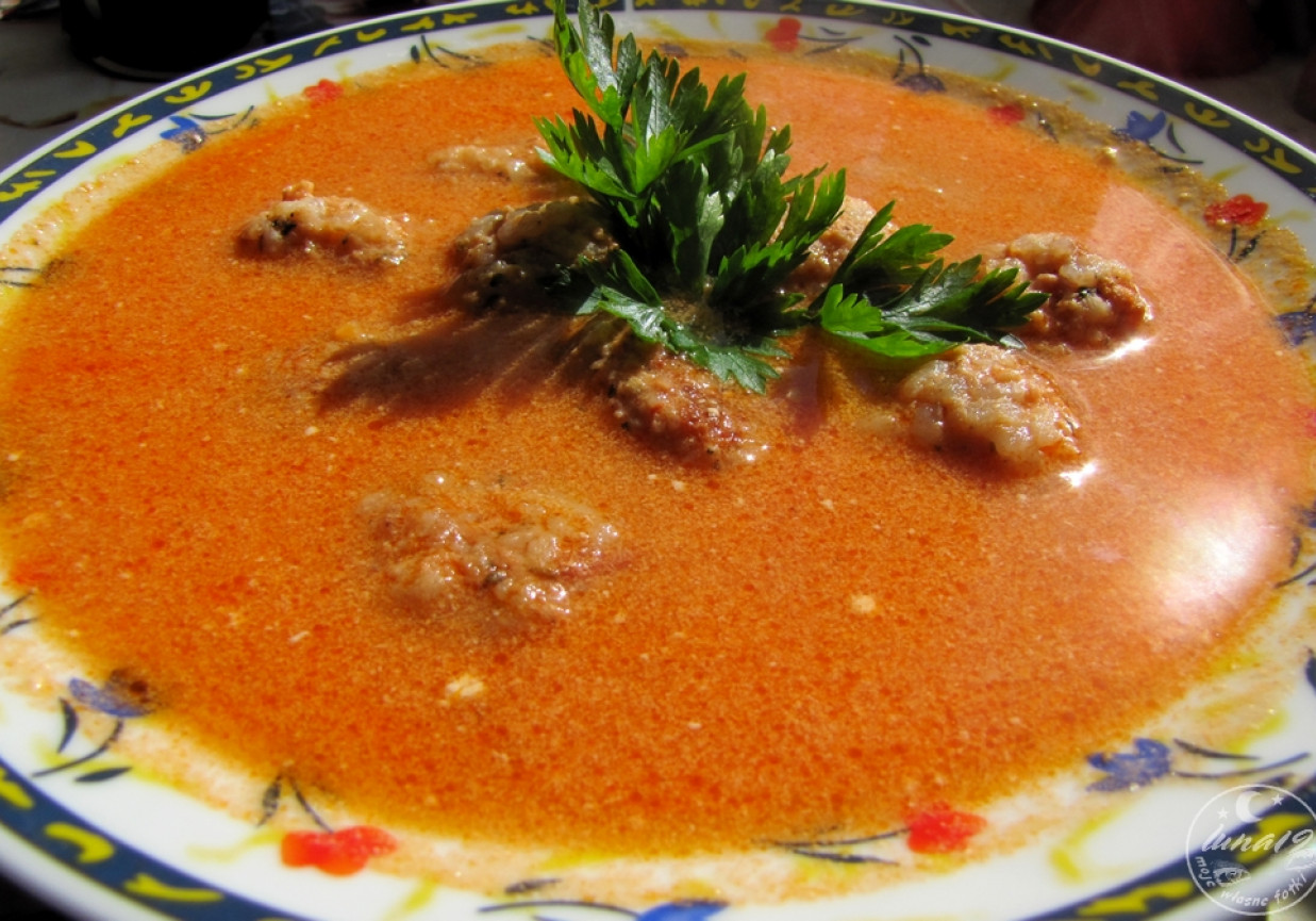 Zupa pomidorowa z pulpecikami ryżowo-mięsnymi foto