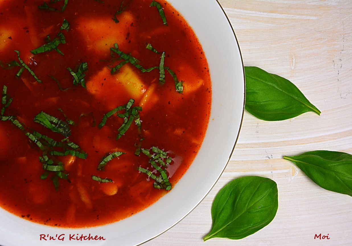 Zupa pomidorowa z ravioli  foto