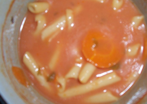 Fotografia przedstawiająca zupa pomidorowa z rurkami