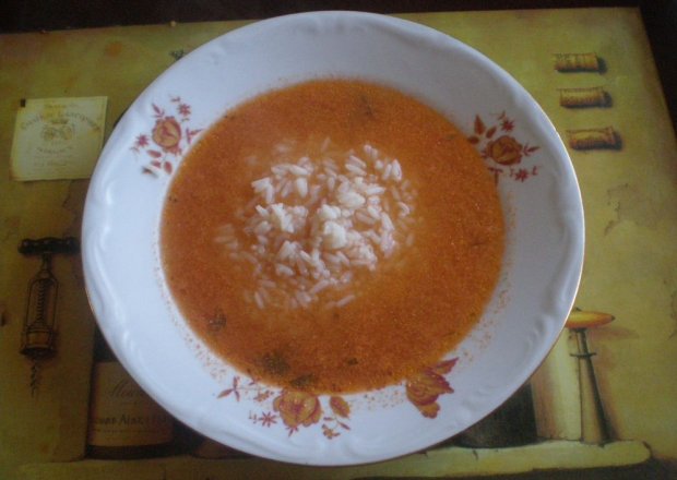 Fotografia przedstawiająca Zupa pomidorowa z ryżem gotowana na żeberkach