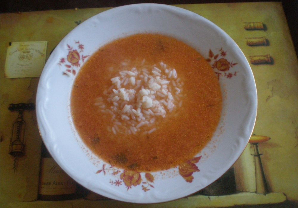 Zupa pomidorowa z ryżem gotowana na żeberkach foto