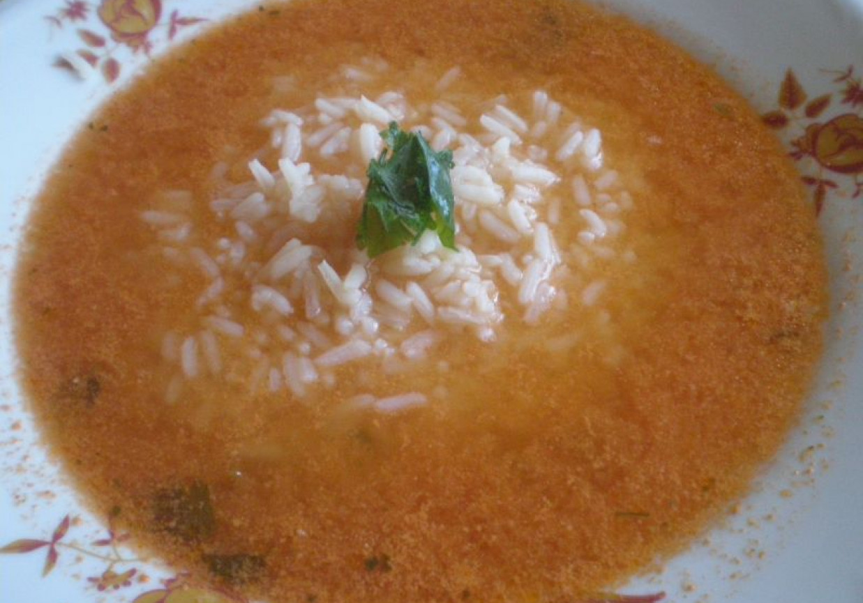 Zupa pomidorowa z ryżem gotowana na żeberkach foto