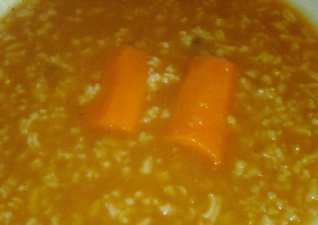 Fotografia przedstawiająca Zupa pomidorowa z ryżem i marchewką