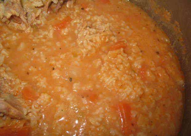 Fotografia przedstawiająca Zupa pomidorowa z ryżem i mięsem