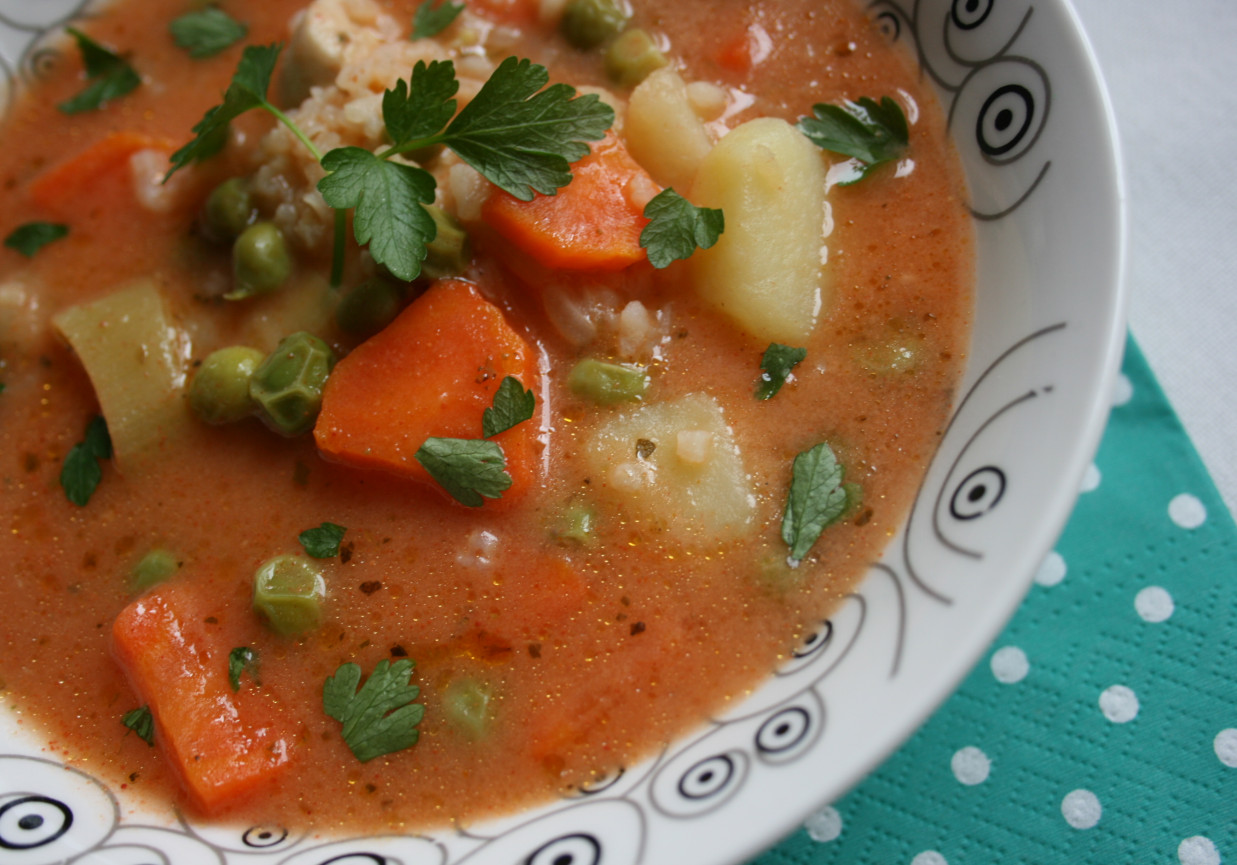 Zupa pomidorowa z ryżem i zielonym groszkiem foto