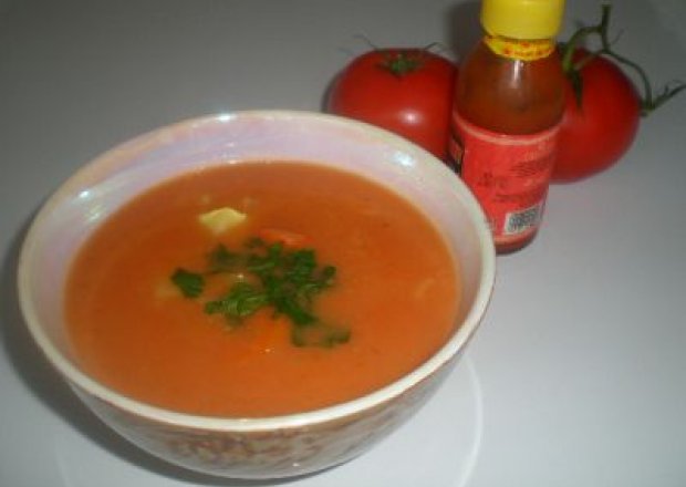 Fotografia przedstawiająca Zupa pomidorowa z ryżem i ziemniaczkami